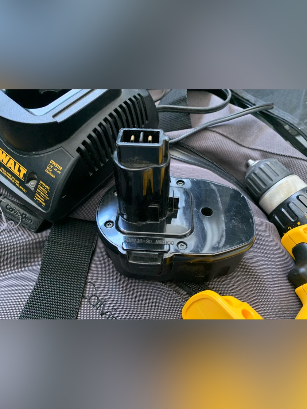 Dewalt 3/8 Cordless Drill DW927 (please read description) - Picture 4 of 5
